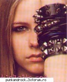 Avril + ce are in comun cu stilu` punk - da...dar mie tot imi plac bratzariile alea - PuNk