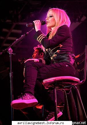 poze cu avril cand canta