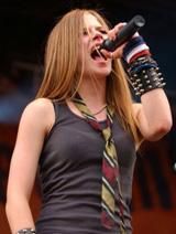 poze cu avril cand canta