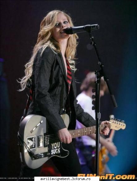 :zzz: poze cu avril cand canta