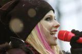 avril! poze cu avril cand canta