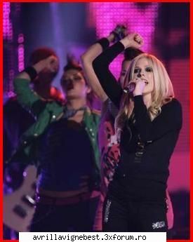 hmmm...cea mai tare :x :rotfl:  :rotfl:  :rotfl:  :rotfl: poze cu avril cand canta