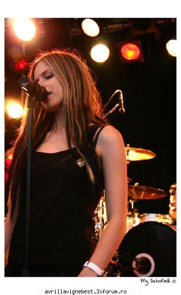 Poze cu Avril cand canta - sabrys02 - PiCkS