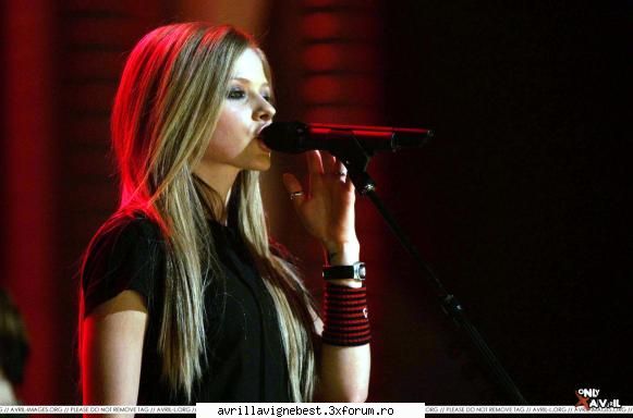 Poze cu Avril cand canta - mie asta imi place mult:D - PiCkS