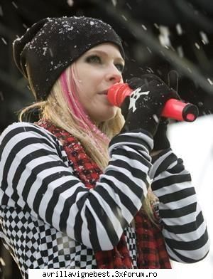 poveste ei - Avril Lavigne a aparut pe scena muzicala in vara - ^^^fan ficuri^^^