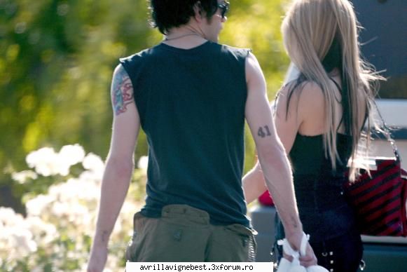 asta e destul de draguta chiar daca sunt cu spatele :d poze cool cu avril si deryck whibley