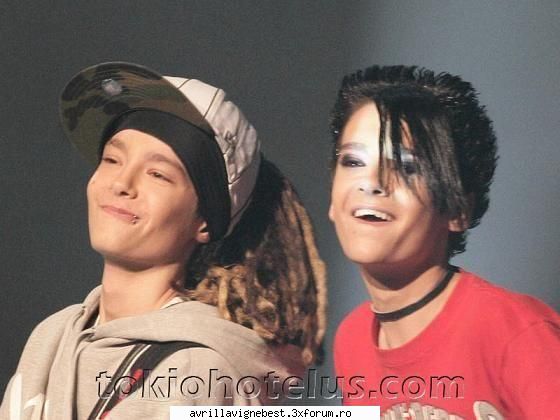 poze funny - aici cu siguranta au vazut fundul unei fete - Tokio Hotel